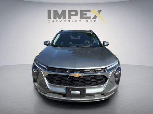 Used 2025 Chevrolet Trax LT w/ LT Convenience Package FWD image 8