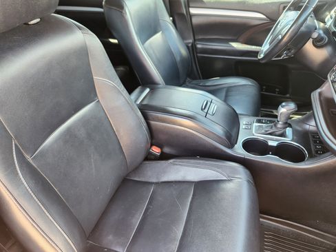 Used 2018 Toyota Highlander XLE w/ Carpet Mat Package (TMS) AWD/4WD image 11