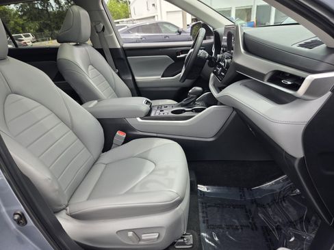 Used 2024 Toyota Highlander XLE AWD/4WD image 18