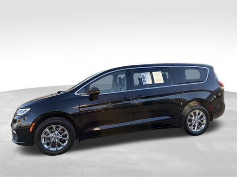 Used 2023 Chrysler Pacifica Touring-L image 7