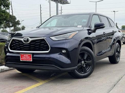 Certified 2025 Toyota Highlander LE FWD image 2