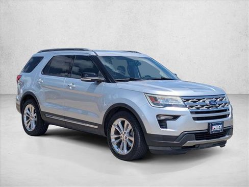 Used 2018 Ford Explorer XLT w/ Equipment Group 201A FWD image 3