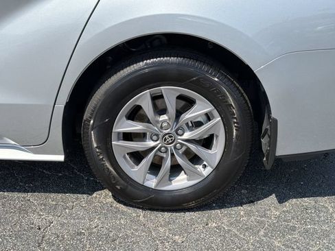 Used 2025 Toyota Sienna XLE FWD image 13