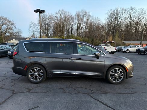 Used 2017 Chrysler Pacifica Limited w/ UConnect Theater Package image 6