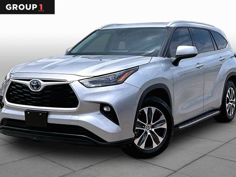Used 2022 Toyota Highlander XLE FWD image 1