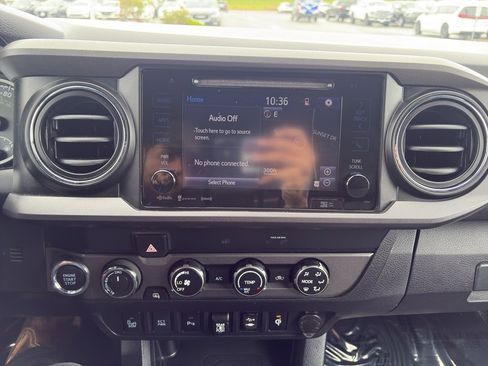 Used 2019 Toyota Tacoma TRD Off-Road w/ Technology Package AWD/4WD image 11