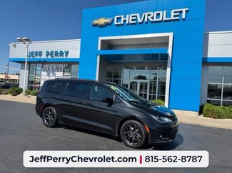 Used 2018 Chrysler Pacifica Touring-L w/ Premium Audio Group FWD video 1