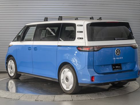 Used 2025 Volkswagen ID. Buzz 1st Edition RWD image 3