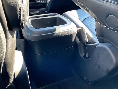 Used 2025 Chrysler Pacifica Select FWD image 32