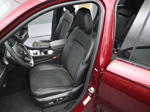 New 2025 Jeep Grand Cherokee Altitude image 11