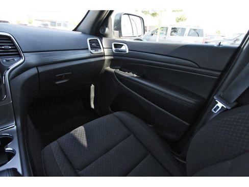 Used 2019 Jeep Grand Cherokee Laredo RWD image 13