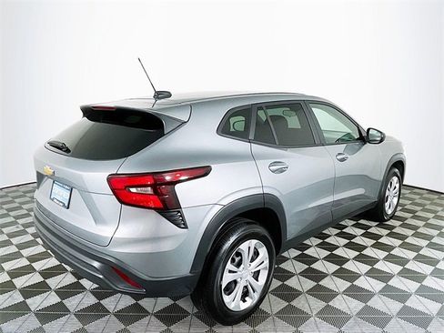 Certified 2025 Chevrolet Trax LS image 10