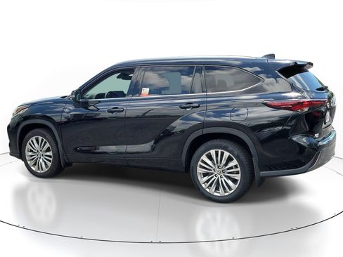 Certified 2024 Toyota Highlander Platinum FWD image 4