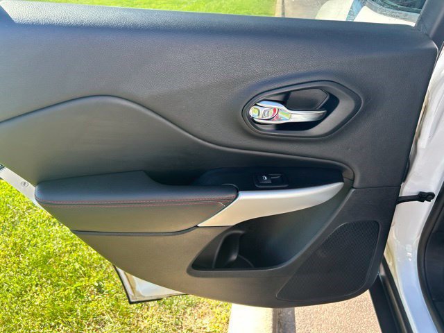 Used 2018 Jeep Cherokee Trailhawk w/ Comfort & Convenience Group AWD/4WD image 32