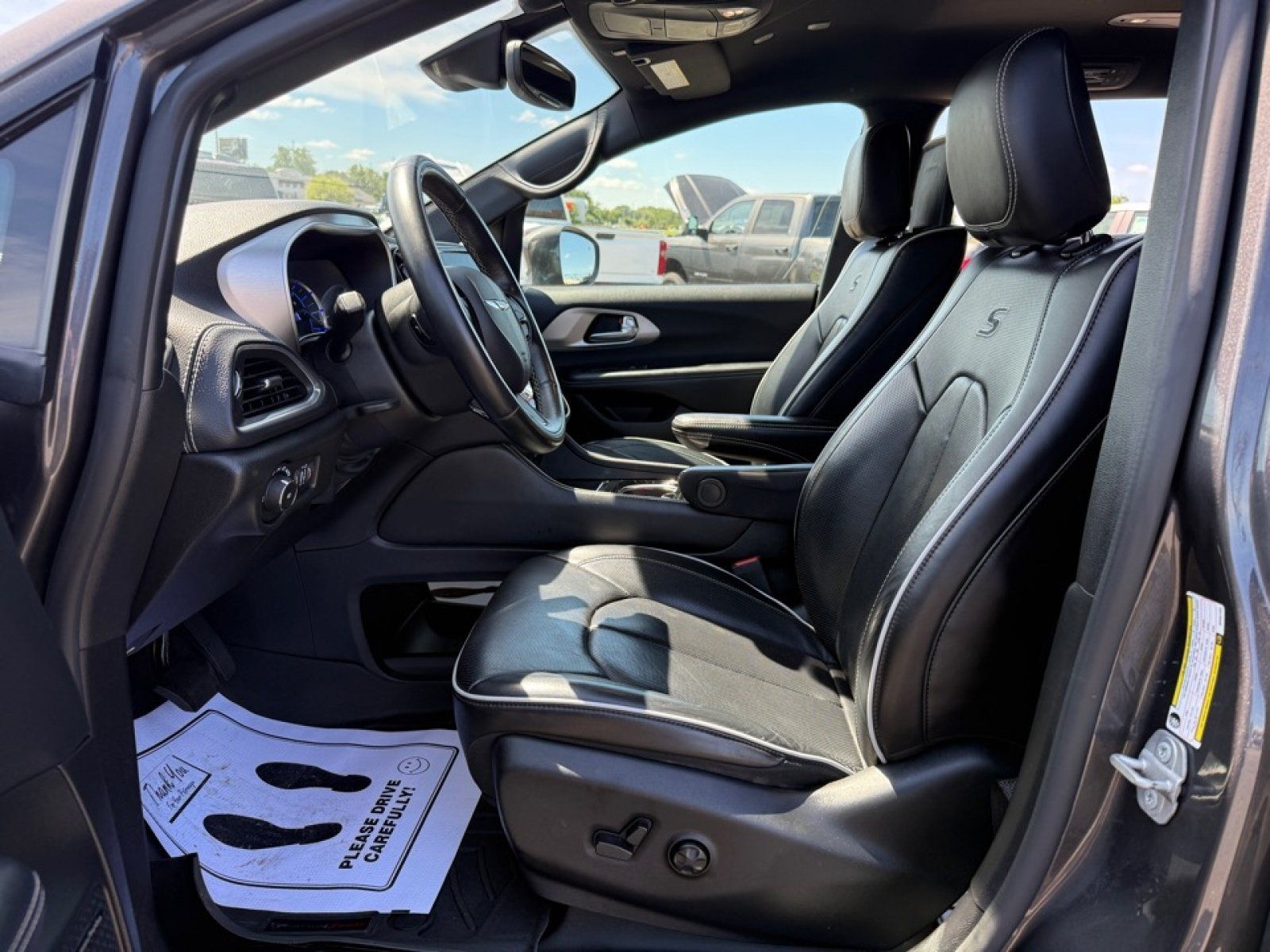 Used 2021 Chrysler Pacifica Limited w/ Uconnect Theater Family Group FWD image 28