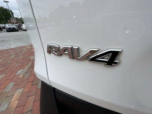 Used 2020 Toyota RAV4 LE FWD image 33