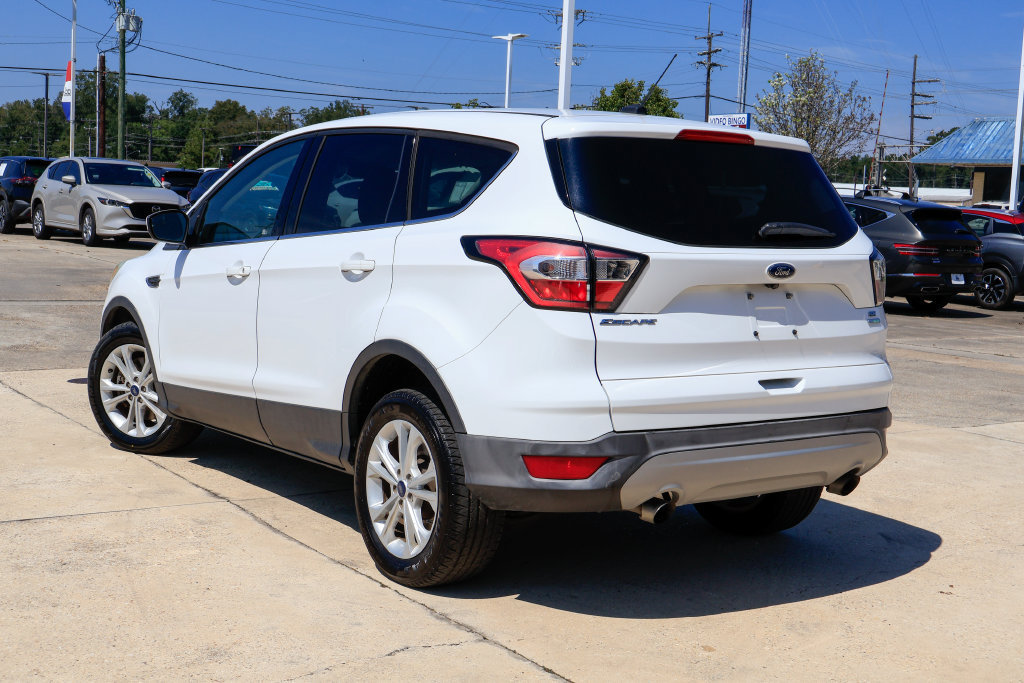 Used 2017 Ford Escape SE FWD image 2