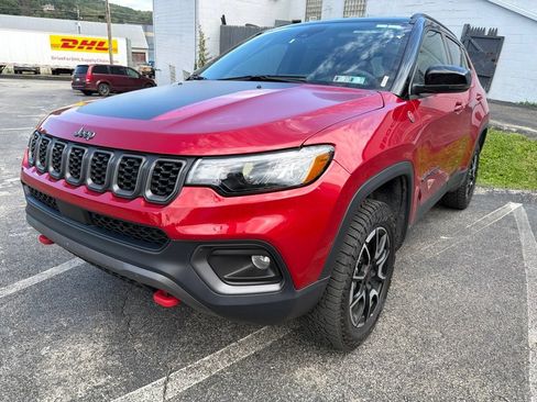 Certified 2025 Jeep Compass Trailhawk AWD/4WD image 3