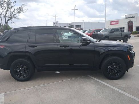 Certified 2025 Jeep Grand Cherokee Altitude AWD/4WD image 4