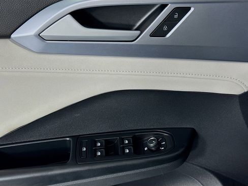 Used 2025 Volkswagen Taos SE image 22