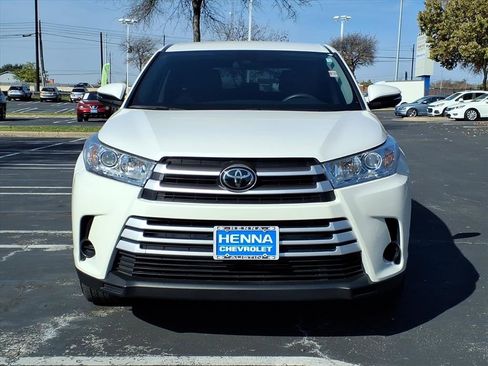 Used 2019 Toyota Highlander LE image 2
