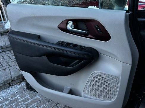 Used 2020 Chrysler Pacifica Limited w/ Tire & Wheel Group image 10