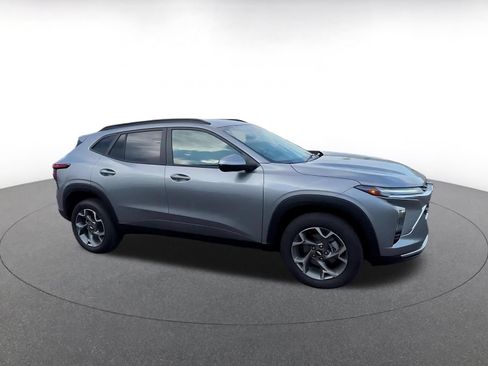 Used 2025 Chevrolet Trax LT FWD image 2