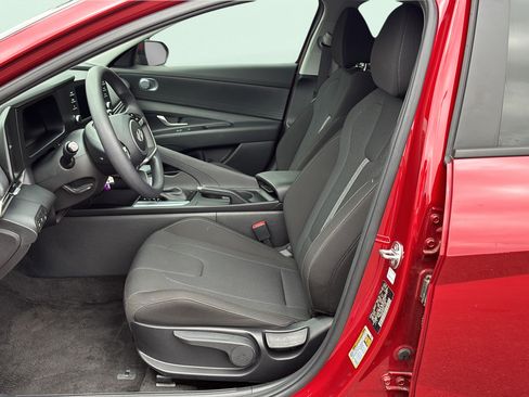 Certified 2025 Hyundai Elantra SE FWD image 12