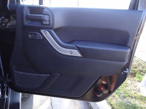 Used 2015 Jeep Wrangler Unlimited Rubicon w/ Connectivity Group image 27