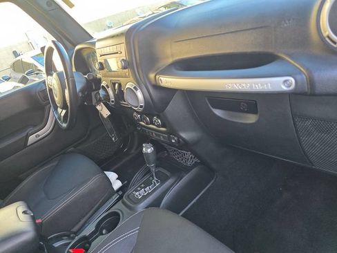 Used 2016 Jeep Wrangler Unlimited Rubicon w/ Connectivity Group AWD/4WD image 19