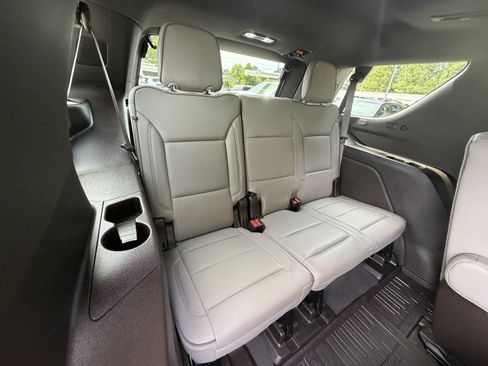 Used 2024 GMC Yukon SLT w/ SLT Luxury Package RWD image 17