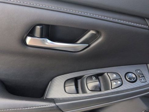 Used 2025 Nissan Sentra SV FWD image 13