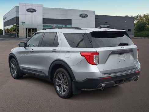 Used 2022 Ford Explorer XLT w/ Equipment Group 202A AWD/4WD image 8