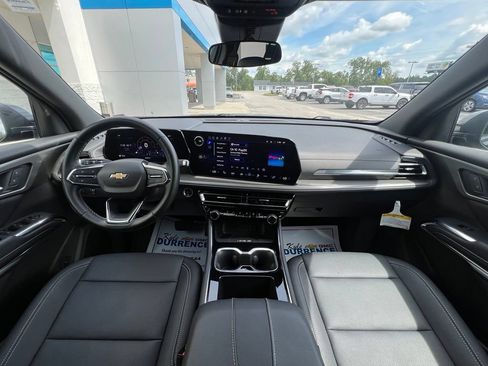 Used 2026 Chevrolet Traverse LT FWD image 2