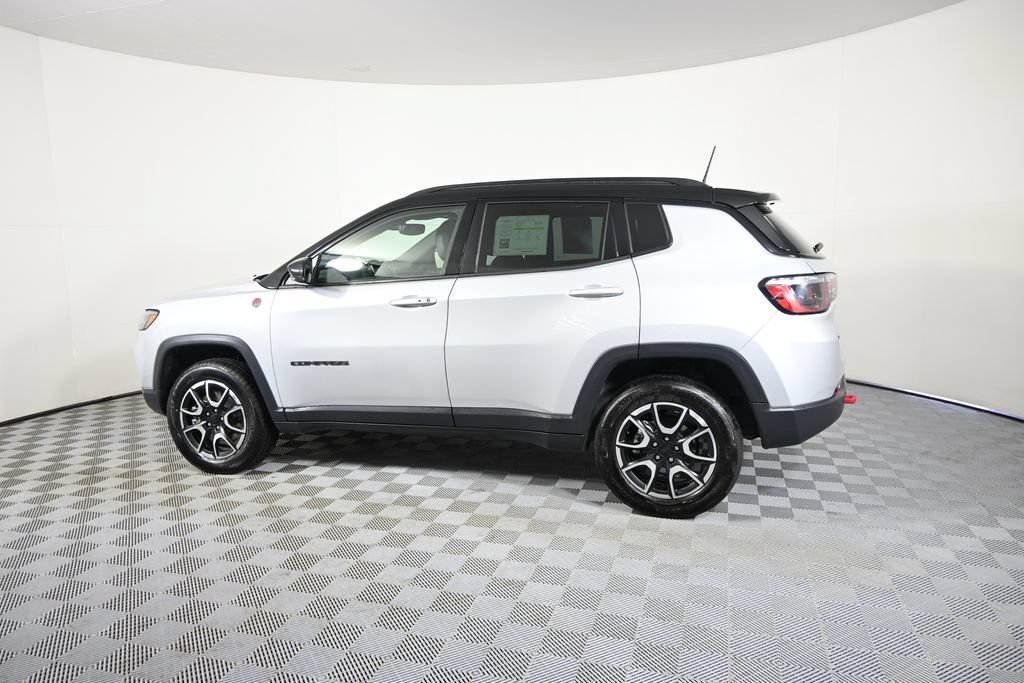Used 2024 Jeep Compass Trailhawk AWD/4WD image 3