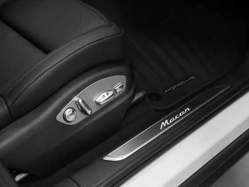 Certified 2026 Porsche Macan image 21