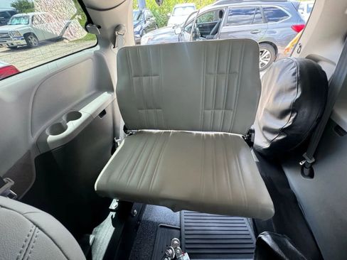 Used 2020 Toyota Sienna L FWD image 18