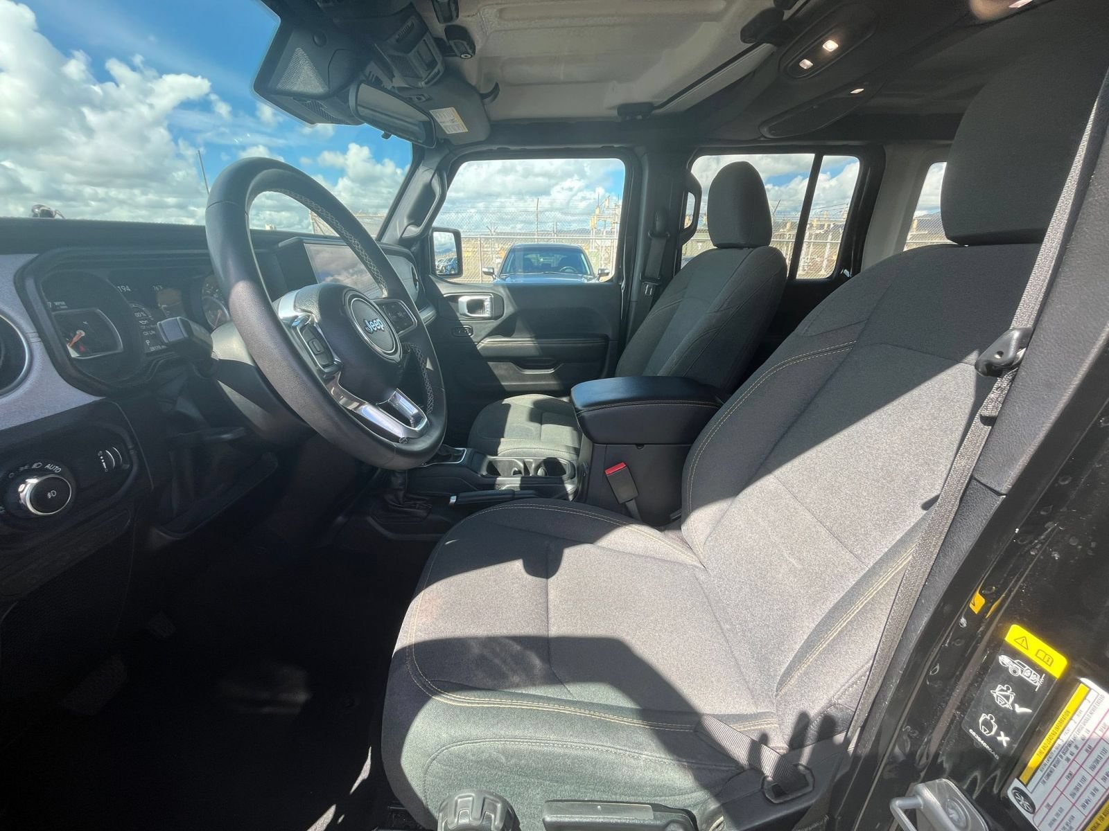 Used 2025 Jeep Wrangler Unlimited Sahara AWD/4WD image 25