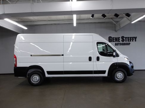 Used 2024 RAM ProMaster 2500 w/ Convenience Group FWD image 3