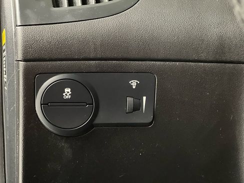 Used 2011 Hyundai Genesis 3.8 image 34