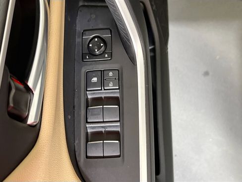 Used 2019 Toyota RAV4 Limited image 18