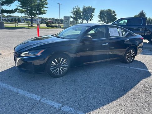 Used 2025 Nissan Altima 2.5 SV FWD image 14