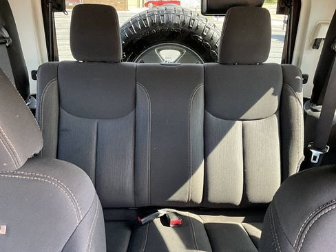 Used 2015 Jeep Wrangler Rubicon w/ Power Convenience Group AWD/4WD image 13