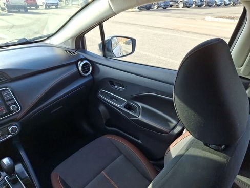 Used 2022 Nissan Versa SR image 11