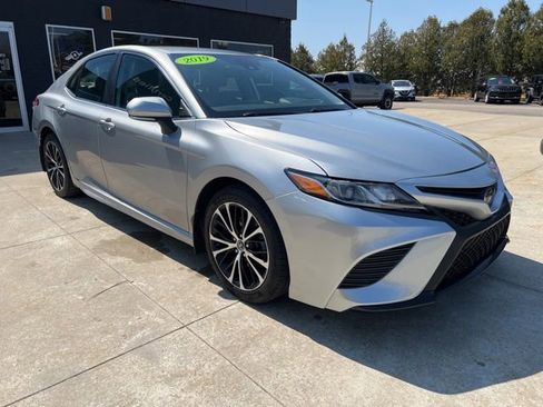 Used 2019 Toyota Camry SE w/ Convenience Package image 1