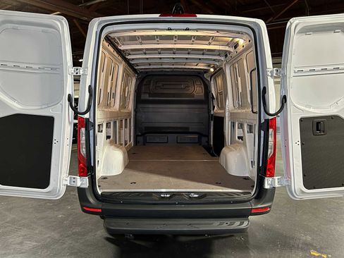 Used 2025 Mercedes-Benz Sprinter 2500 image 15