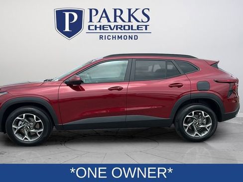Certified 2025 Chevrolet Trax LT w/ LT Convenience Package FWD image 2