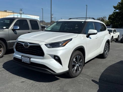 Used 2023 Toyota Highlander XLE FWD image 3