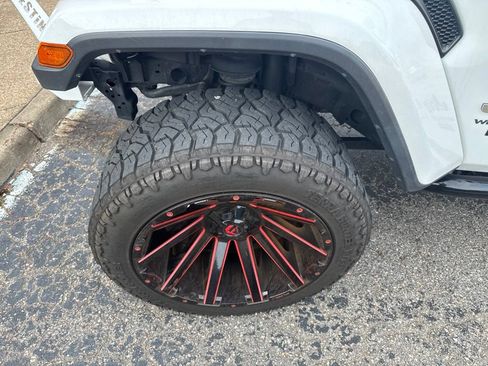 Used 2020 Jeep Wrangler Unlimited Sahara w/ Uconnect 4C Nav & Sound Group AWD/4WD image 2