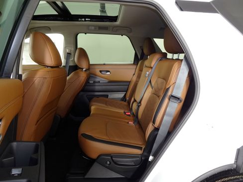 New 2025 Nissan Pathfinder Platinum image 7
